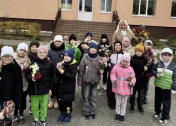 У Вараші малеча роздавала квіти доброти перехожим