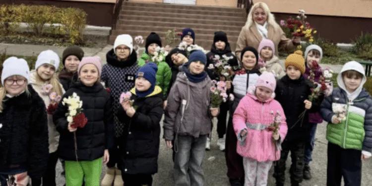 У Вараші малеча роздавала квіти доброти перехожим