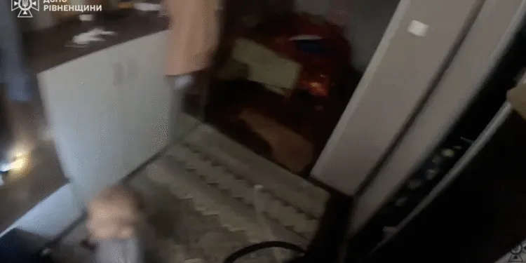 У Рівному рятувальники дісталися до квартири, де зачинилися троє дітей