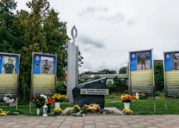 У Сарнах на меморіалі Слави облаштовують простір пам’яті й встановили світлини зниклих безвісти бійців