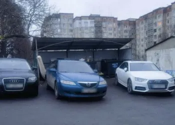 В Рівному неправильне паркування створює проблеми з вивезенням сміття