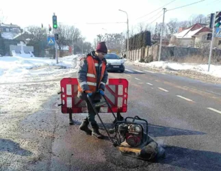 У Рівному почали ямковий ремонт доріг: адреси