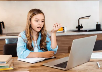 Скандал навколо дистанційного навчання в Рівному та області: вчителі не проводять уроки, школи не повертають гроші за обіди