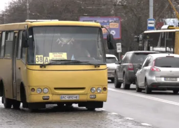 Скандал у маршрутці 38-А: у Рівному водій не випускав дитину з маршрутки через нестачу 9 грн