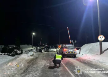 На Рівненщині п’яний водій в’їхав у огорожу й травмувавши пішохідку
