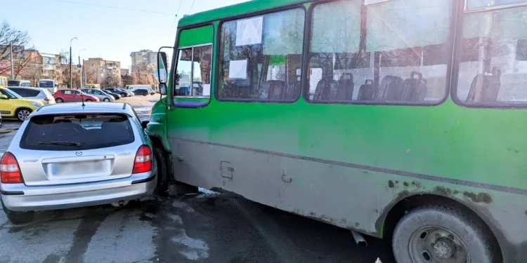 ДТП на Привокзальному майдані у Рівному: водій маршрутки отримав перелом руки