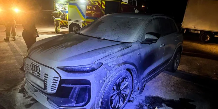 У Рівному поліція з’ясовує обставини підпалу автомобіля Audi Q6 E-Tron