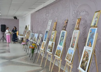 На Рівненщині представили бурштинові роботи Галини Кулаєвої