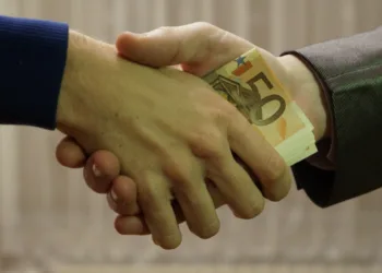 На Рівненщині жінку обвинувачують у спробі підкупу патрульних  