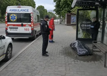 Загиблого чоловіка виявили на зупинці у Рівному: поліція встановила його особу