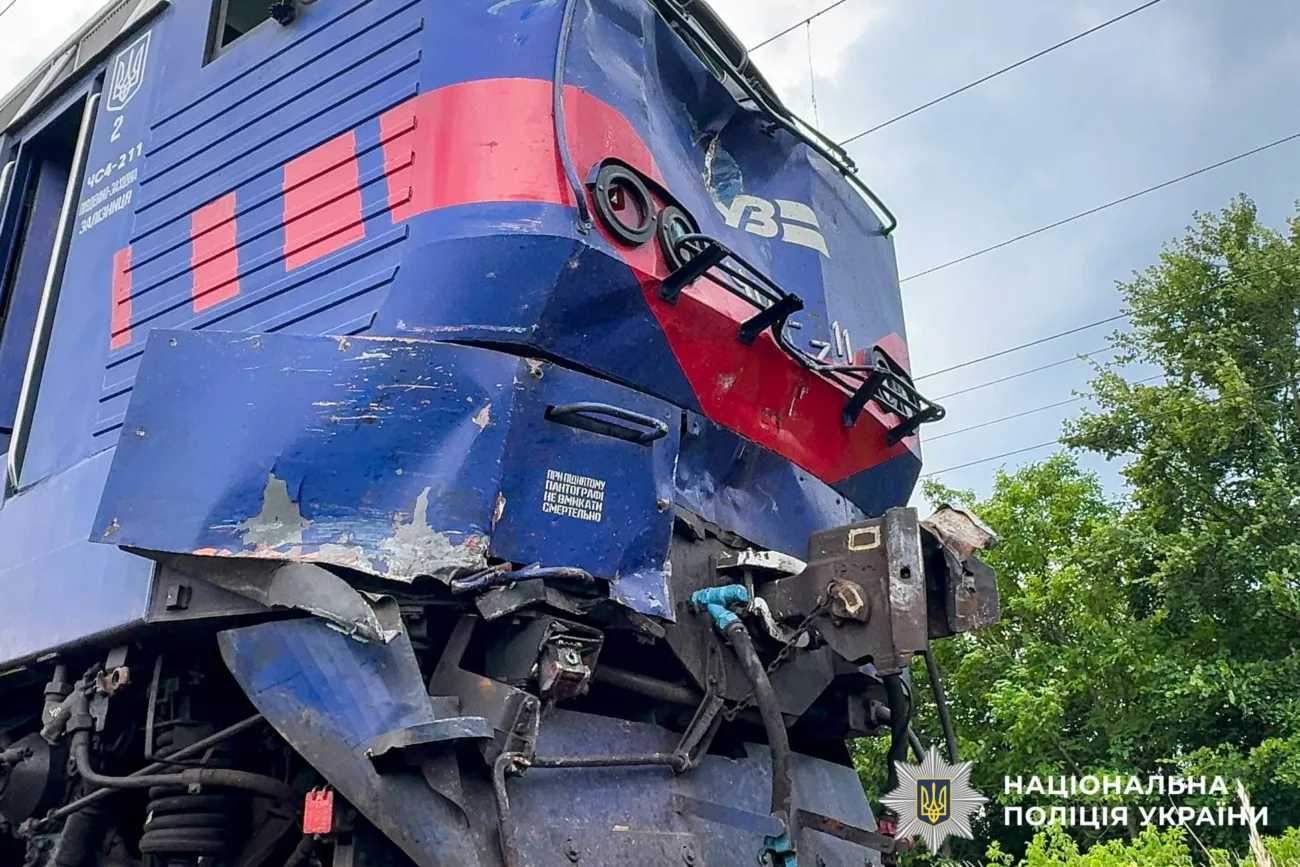 Потяг протаранив маршрутку на переїзді біля Рівного: четверо загиблих, серед постраждалих діти