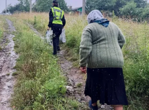 Поблизу Рівного під час зливи патрульні допомогли 76-річній жінці дістатися додому