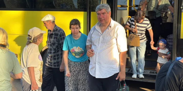 Ще 20 евакуйованих із прифронтових територій прибули на Рівненщину