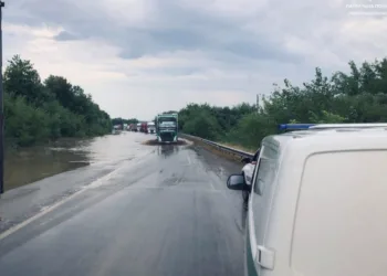 Злива ускладнила проїзд трасою Київ — Чоп на Рівненщині: рух регулює поліція