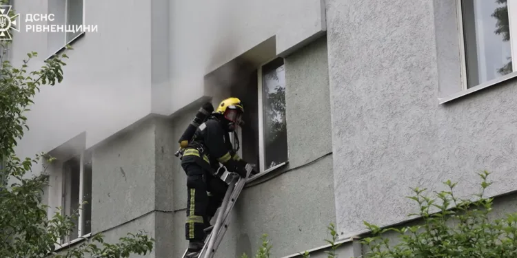У Рівному під час пожежі в багатоповерхівці врятували двох людей