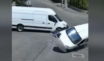 Легковик після удару мікроавтобуса мало не перекинувся на перехресті в Рівному