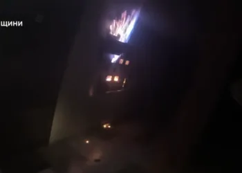 У Рівному рятувальники врятували 18 людей під час пожежі на вулиці Захисників Маріуполя