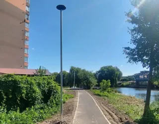 У Рівному вздовж берега річки Устя встановили нове автономне освітлення