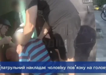 Велопатрульні у Рівному врятували чоловіка після падіння біля під'їзду