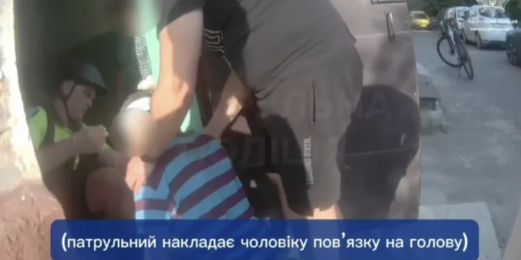 Велопатрульні у Рівному врятували чоловіка після падіння біля під'їзду