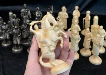 Вопрос, который задают чаще всего: чем настольная игра ручной работы отличается от той, что стоит на полке супермаркета?