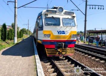 У Рівному чоловік помер після наїзду поїзда, коли намагався перебігти колії