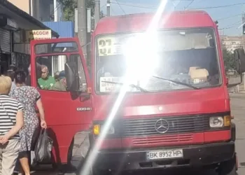Водії маршруток у Рівному продовжують порушувати закон та права пасажирів: стало відомо про новий кричущий випадок