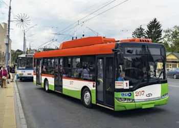 Після нападу пасажирів у Рівному, жінка-контролер потрапила до лікарні