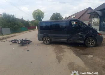 На Рівненщині зіткнулися мікроавтобус та мотоцикл: постраждав неповнолітній