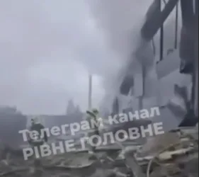 Ворог влучив у ТЦ"Екватор" у Рівному: виникла пожежа