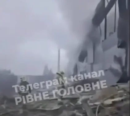 Ворог влучив у ТЦ"Екватор" у Рівному: виникла пожежа
