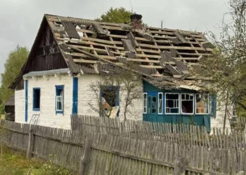 Внаслідок ворожої атаки на Рівненщині постраждала жінка: у неї осколкові поранення