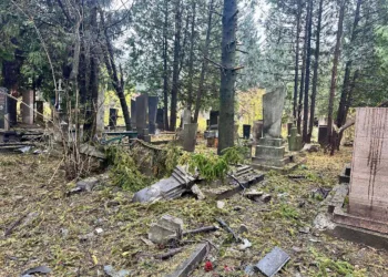 Російський дрон пошкодив понад десять могил на кладовищі в Рівному