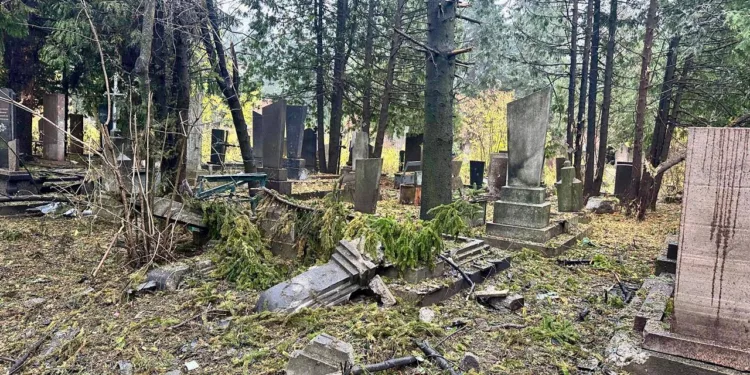 Російський дрон пошкодив понад десять могил на кладовищі в Рівному