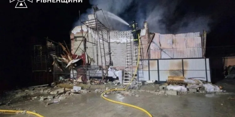 Ворог вночі бив по цивільних об'єктах на Рівненщині: рятувальники двічі гасили пожежі
